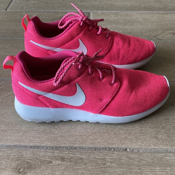 Nike Hot Pink Roshe Sneakers Size: 9 - Picture 3 of 7